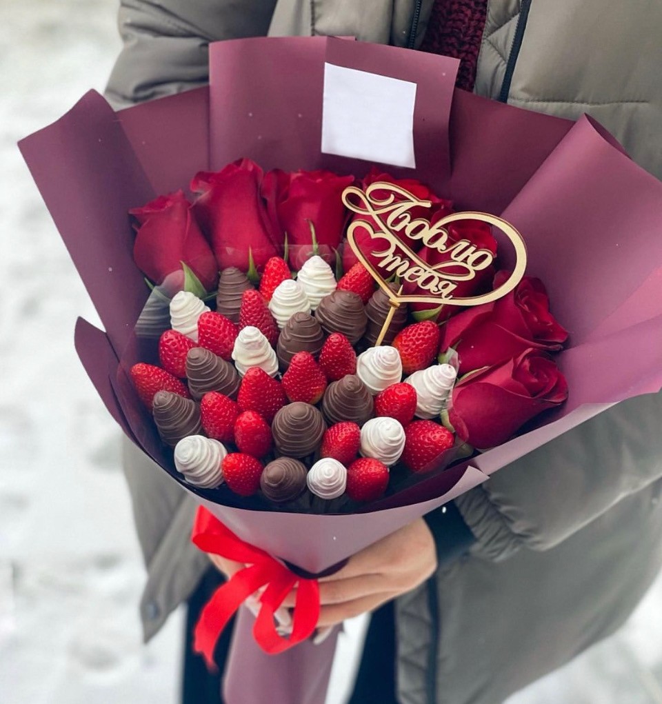 № 228. Букет из клубники в шоколаде и роз