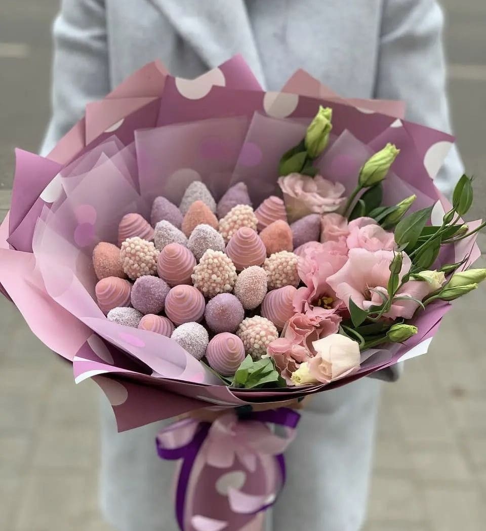№ 185. Букет из клубники в шоколаде и цветов