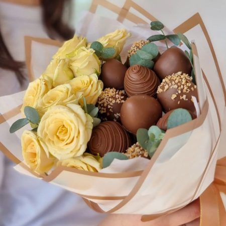 № 213. Букет из клубники в шоколаде и кустовых роз