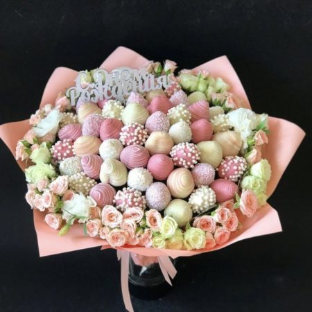 № 221. Букет из клубники в шоколаде и цветов