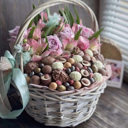 № 116. Корзина из шоколадных конфет с цветами