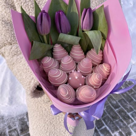 № 324. Букет из клубники в шоколаде и тюльпанов