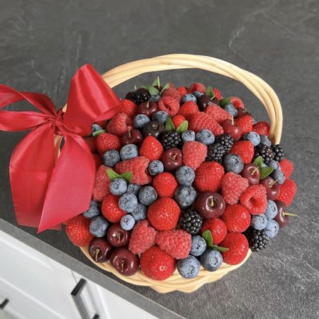 № 332. Корзина ягод: клубника, ежевика, голубика, малина и черешня