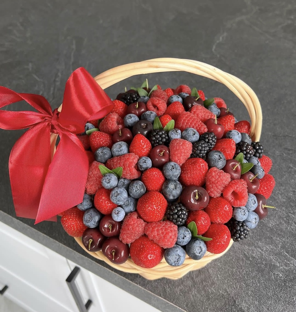 № 332. Корзина ягод: клубника, ежевика, голубика, малина и черешня
