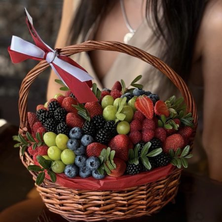№ 335. Корзина ягод клубника, малина, ежевика, голубика, виноград.
