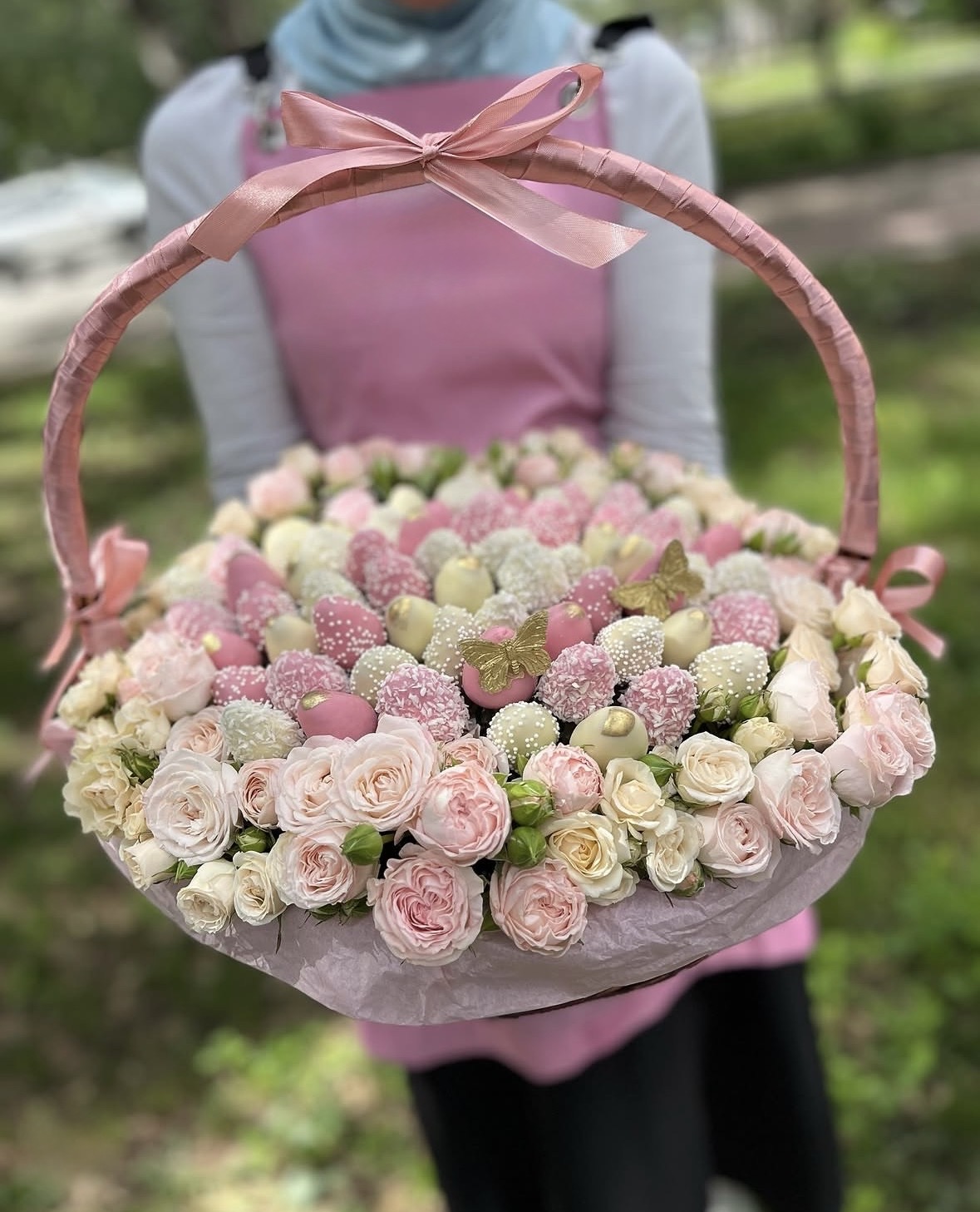 № 354. Большая корзина клубники в шоколаде с цветами.