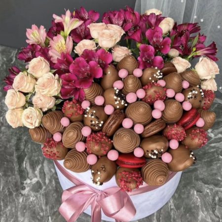 № 345. Шляпная коробка из клубники в шоколаде, макарун и цветов «Шоколадное творение».