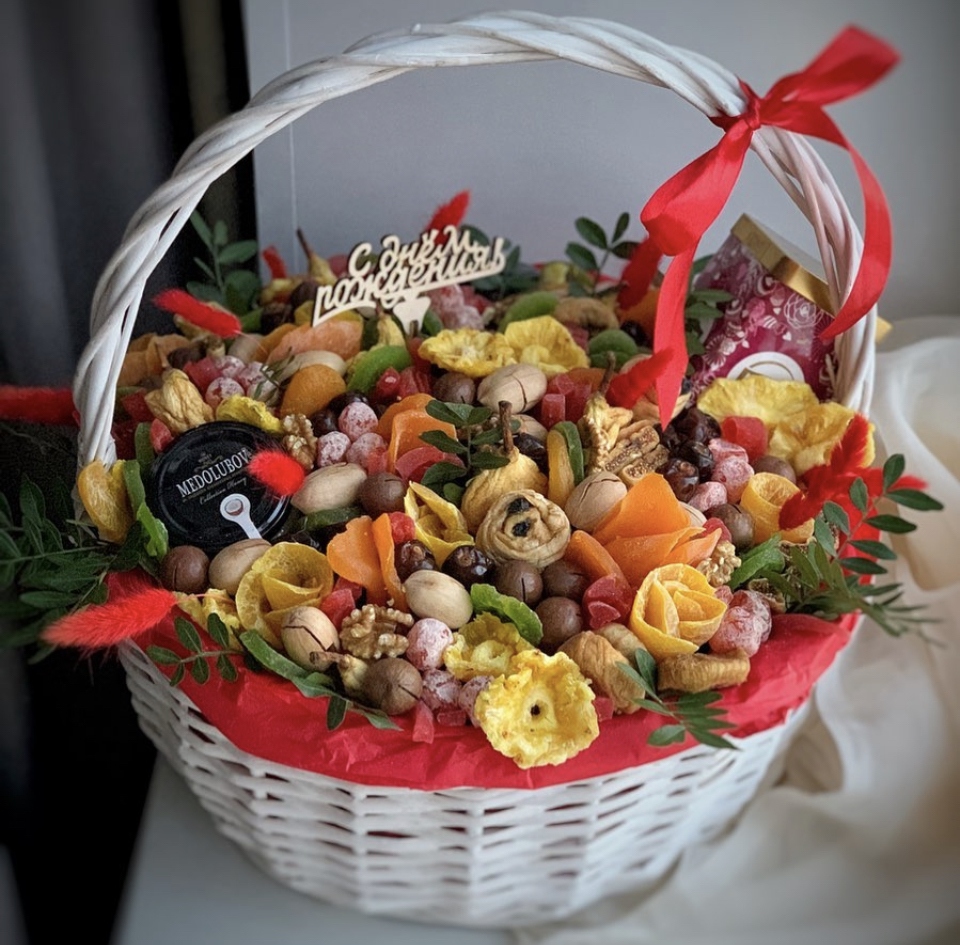 № 342. Подарочная корзина с орехами, сухофруктами и мёдом.