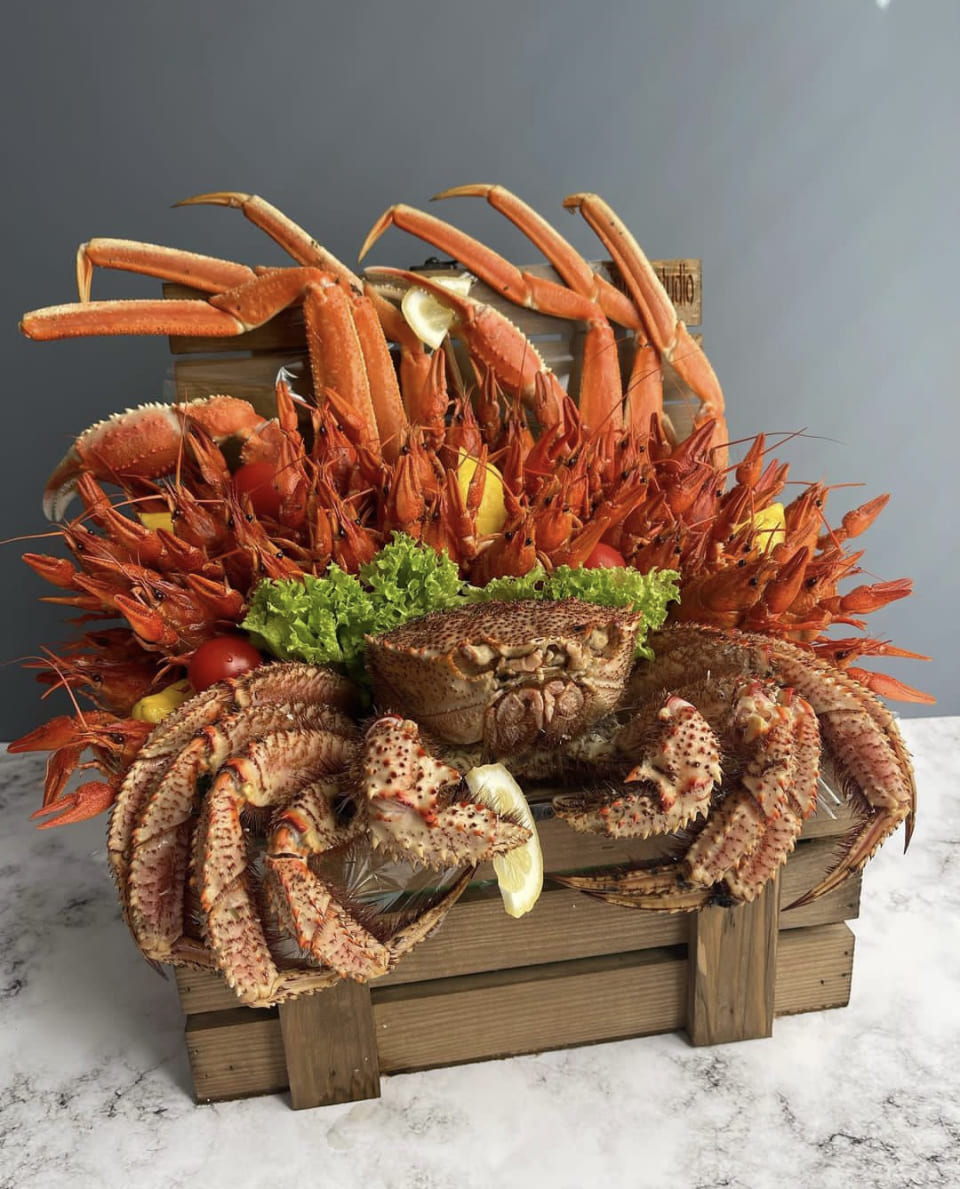 № 364. Ящик с крабом, раками и клешнями краба «Морской гигант».