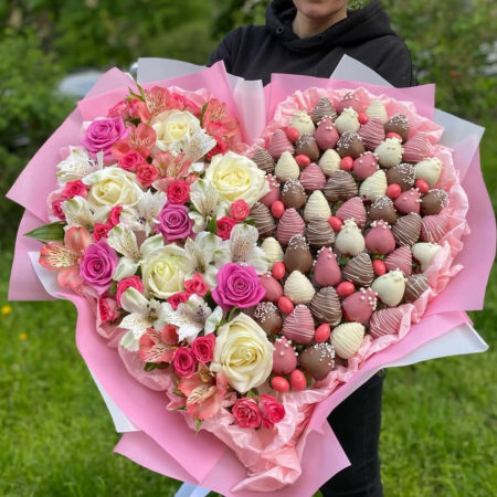 № 366. Букет сердце из клубники в шоколаде и цветов «Нежность».