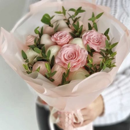 № 382. Букет из клубники в шоколаде и роз «Нежное пробуждение».