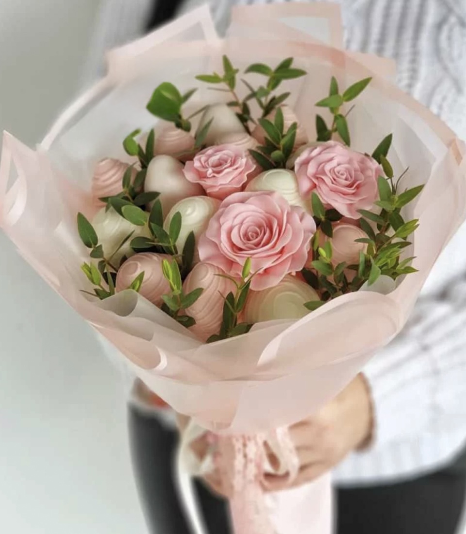 № 382. Букет из клубники в шоколаде и роз «Нежное пробуждение».