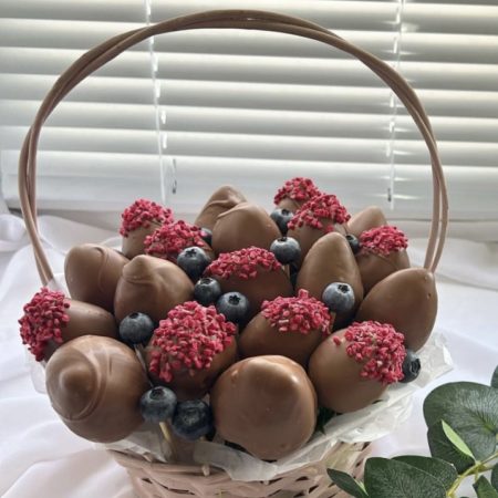 № 86. Корзина из клубники в шоколаде и голубики «Париж».