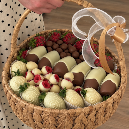 № 88. Корзина из клубники, малины, бананов и голубики в шоколаде.