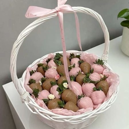 № 83. Корзина из клубники в шоколаде «Для неё».
