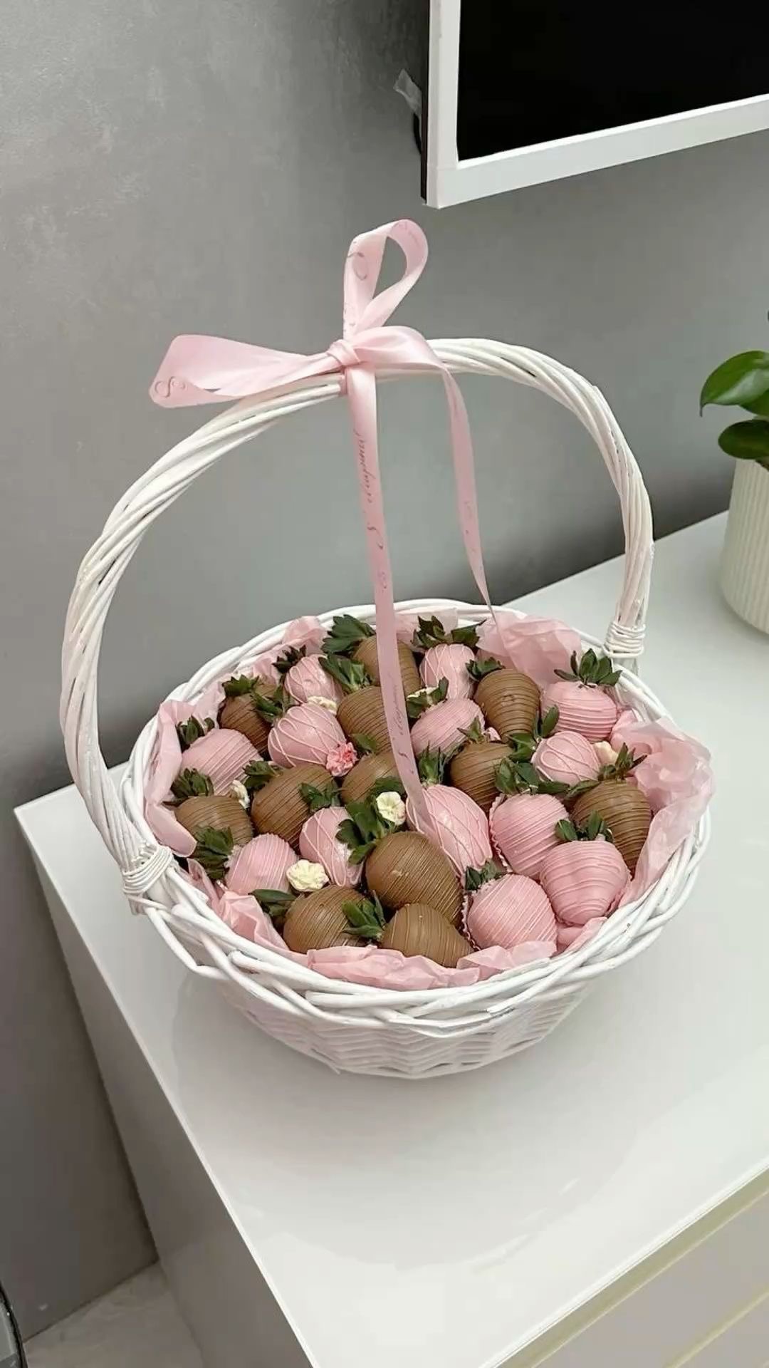 № 83. Корзина из клубники в шоколаде «Для неё».