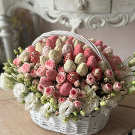 № 87. Корзина из клубники в шоколаде и цветов «С любовью».